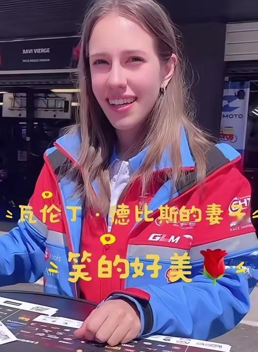 月薪4万5，老公连夺5个分站冠军。谁能想到，就在去年，赛车手德比斯的妻子娜塔莉，