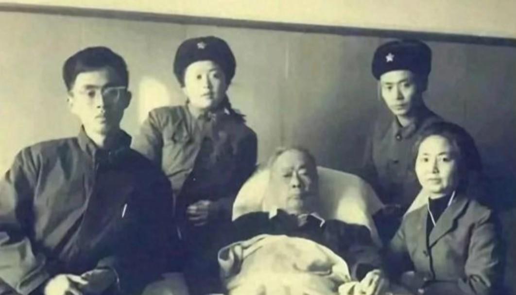 1971年12月，陈毅元帅临终前与家人的最后一张合影。一个月后1972年1月6日