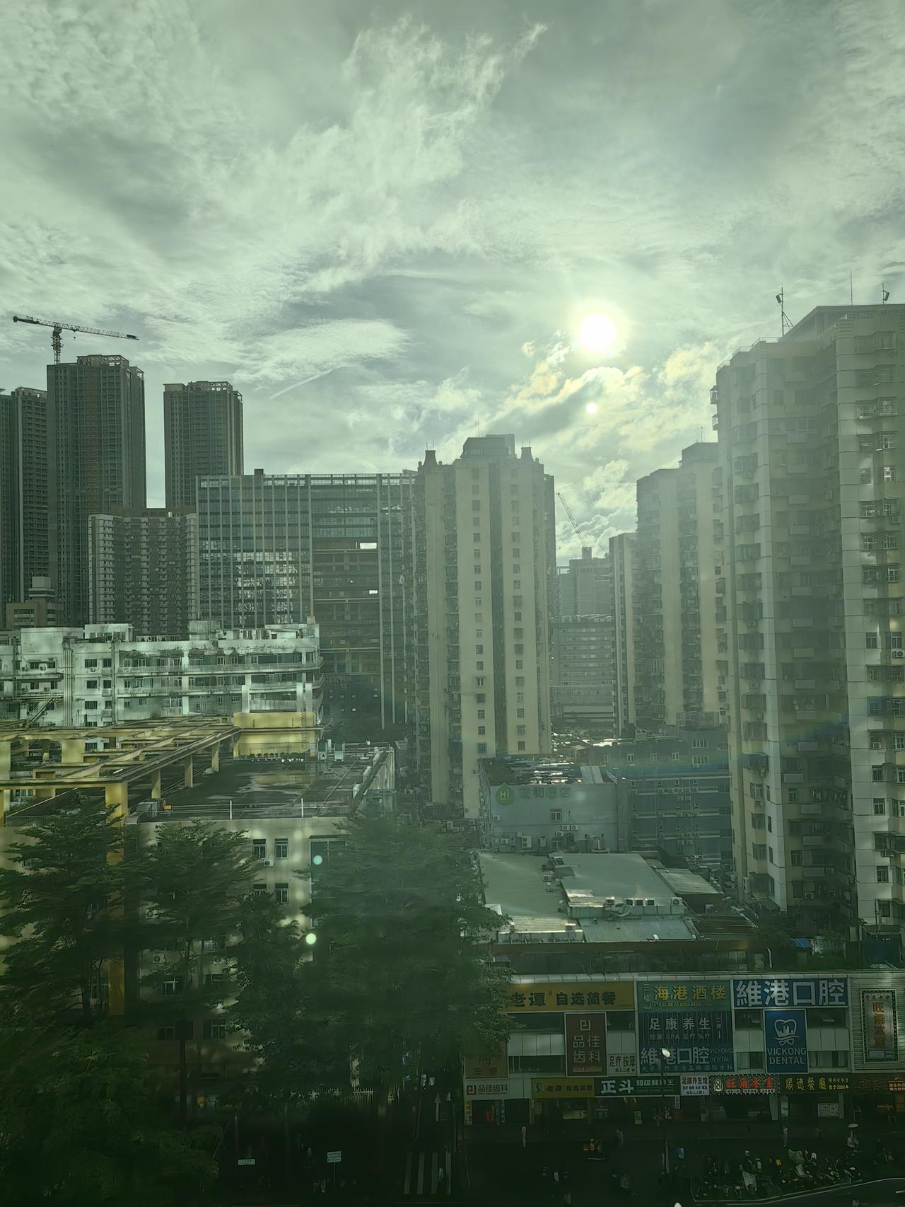 在深圳聊买房，十个朋友九个开口就是南山、宝安、前海，东部好像天然不配拥有姓名。