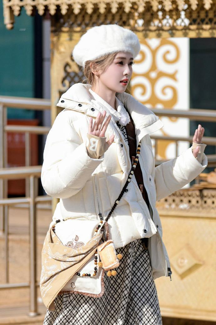 这个白梦妍有点韩，不会放弃等白鹿再拍现偶的