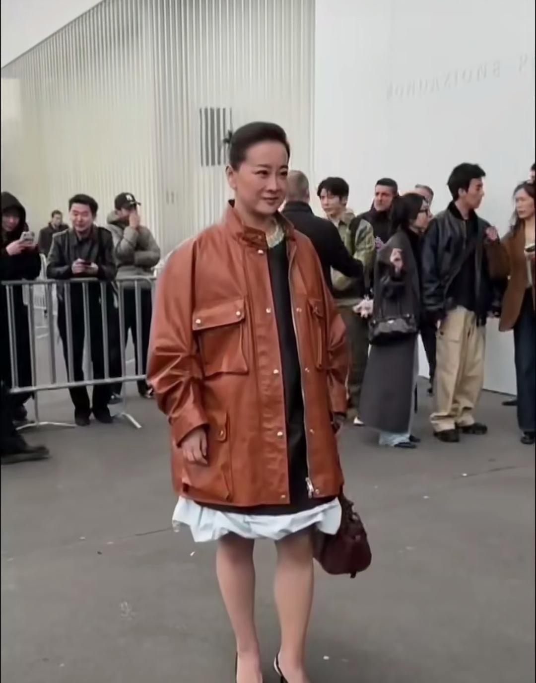 贾玲现身米兰时装周，图中的造型引起了吐槽：有人说这衣服太难看了……也有人说，