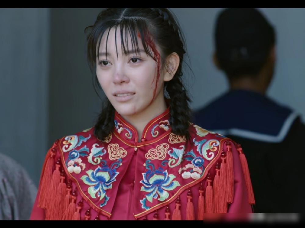 《长河落日》汤菊儿一定想不到，她的被抓不仅让她嫁给所爱之人，更救了乡亲们。​