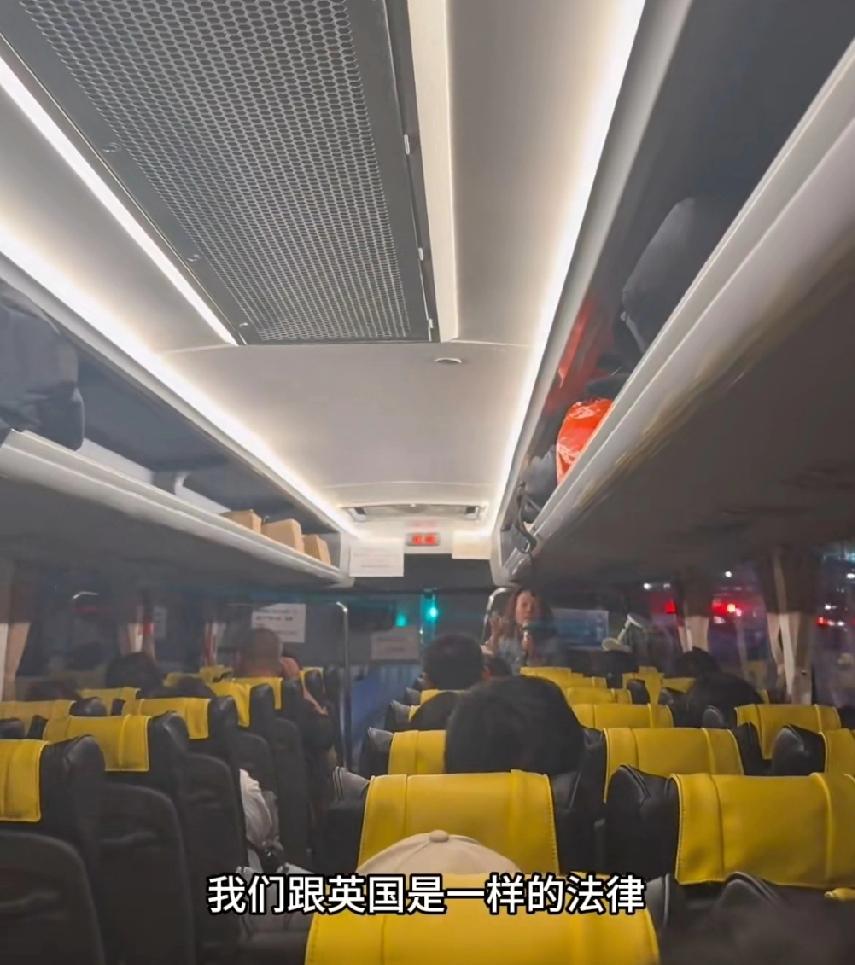 香港导游给内地游客普及香港的法律:我们这边是跟英国一样的法律，跟内地是完全不一样