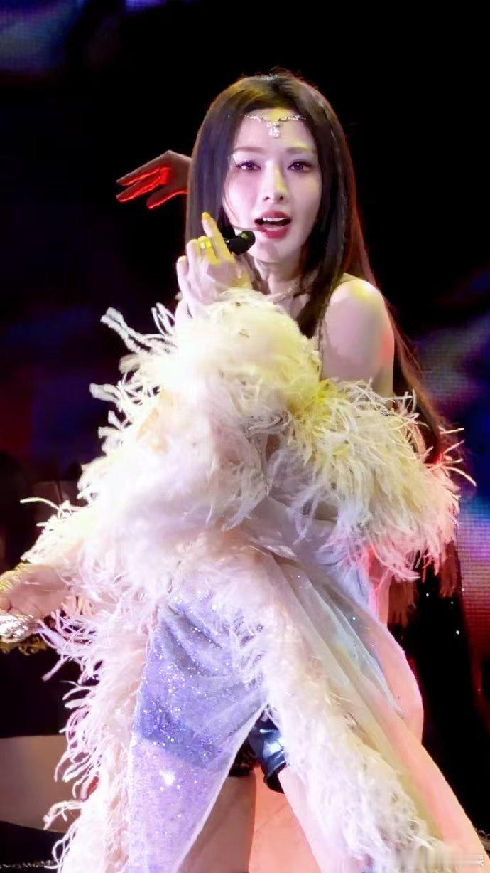 彭小苒一边唱一边哭生日会现场直接唱哭！彭小苒这状态太真实了，用心唱歌的样子真的