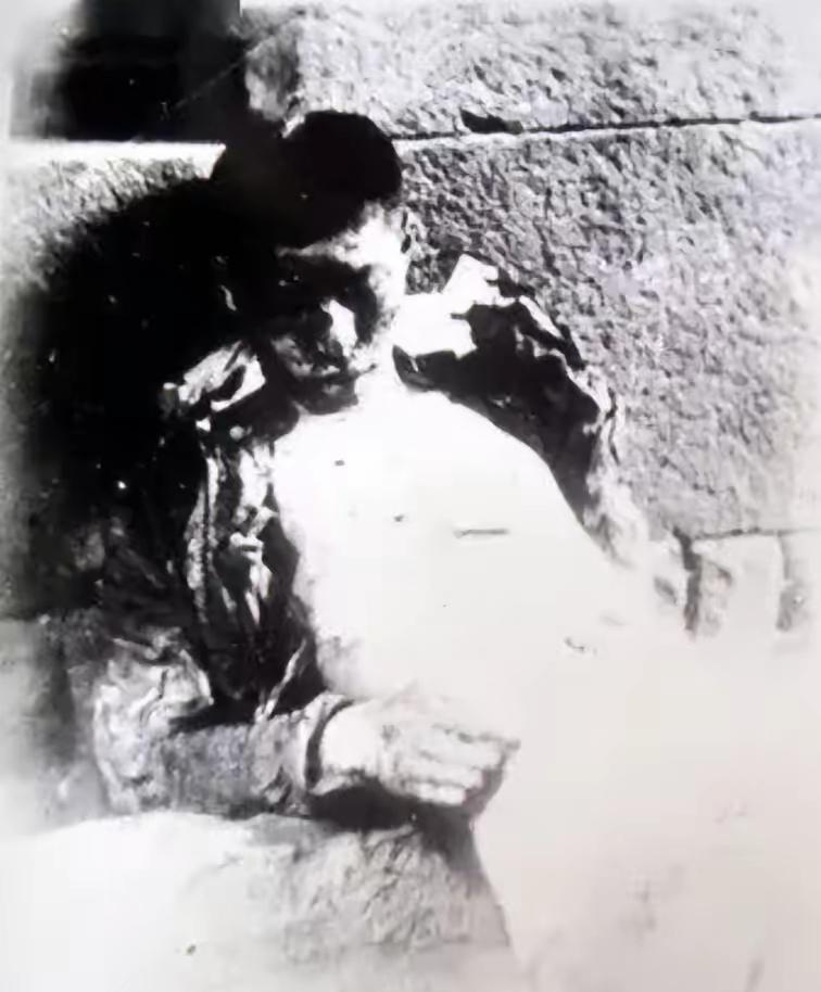 方声洞是黄花岗七十二烈士之一、肩膀中弹血流如注，身体虽已瘫软却仍倚靠在墙角，目光