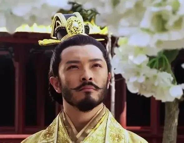 太子杨勇被废后，每天爬到树上朝着皇宫的方向大喊：“父皇，我冤枉啊！”有一天，隋