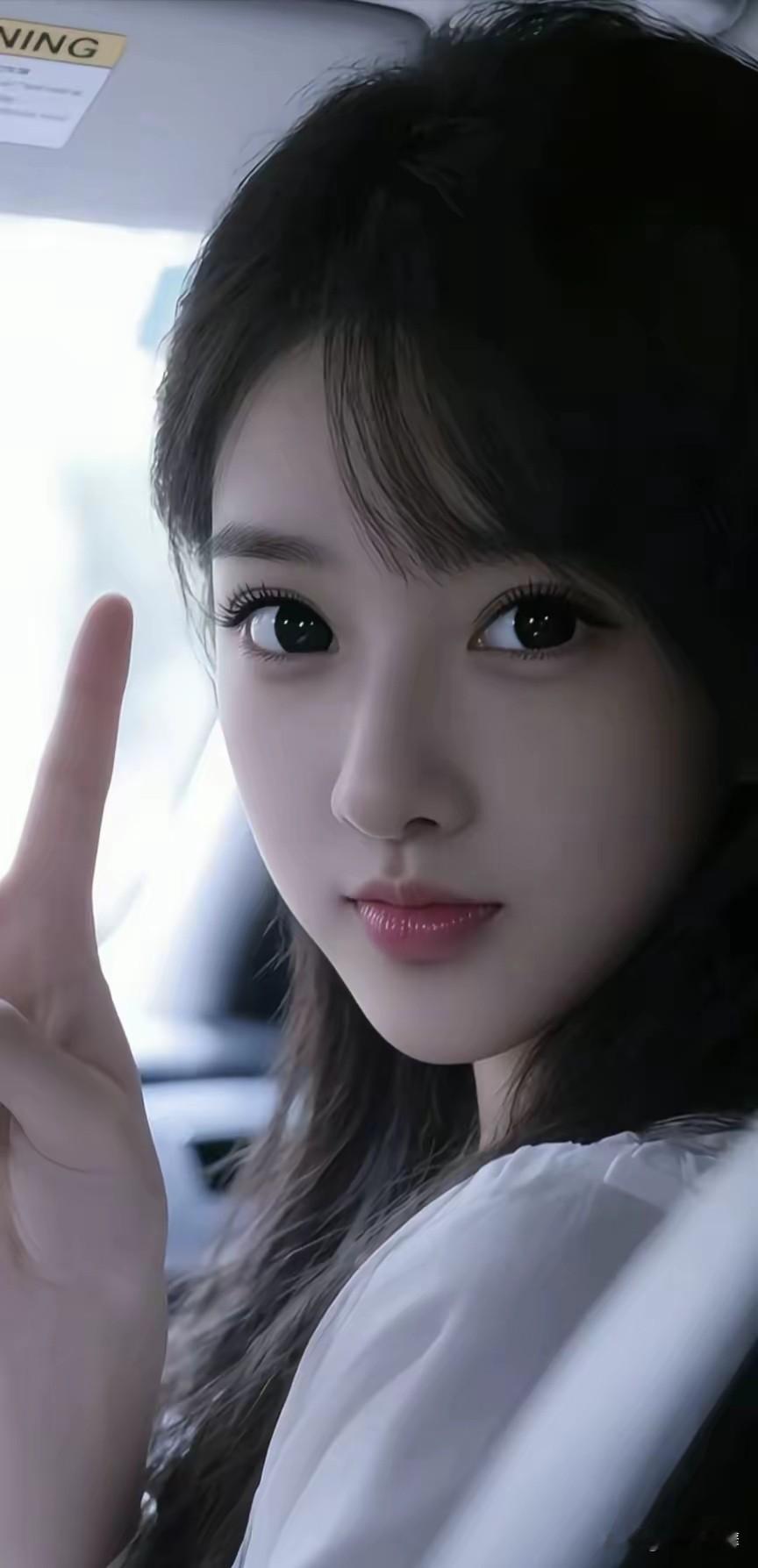 素颜能凸显五官天然优势，展现独特自然美和原始韵味，既耐看又很有亲和力！?