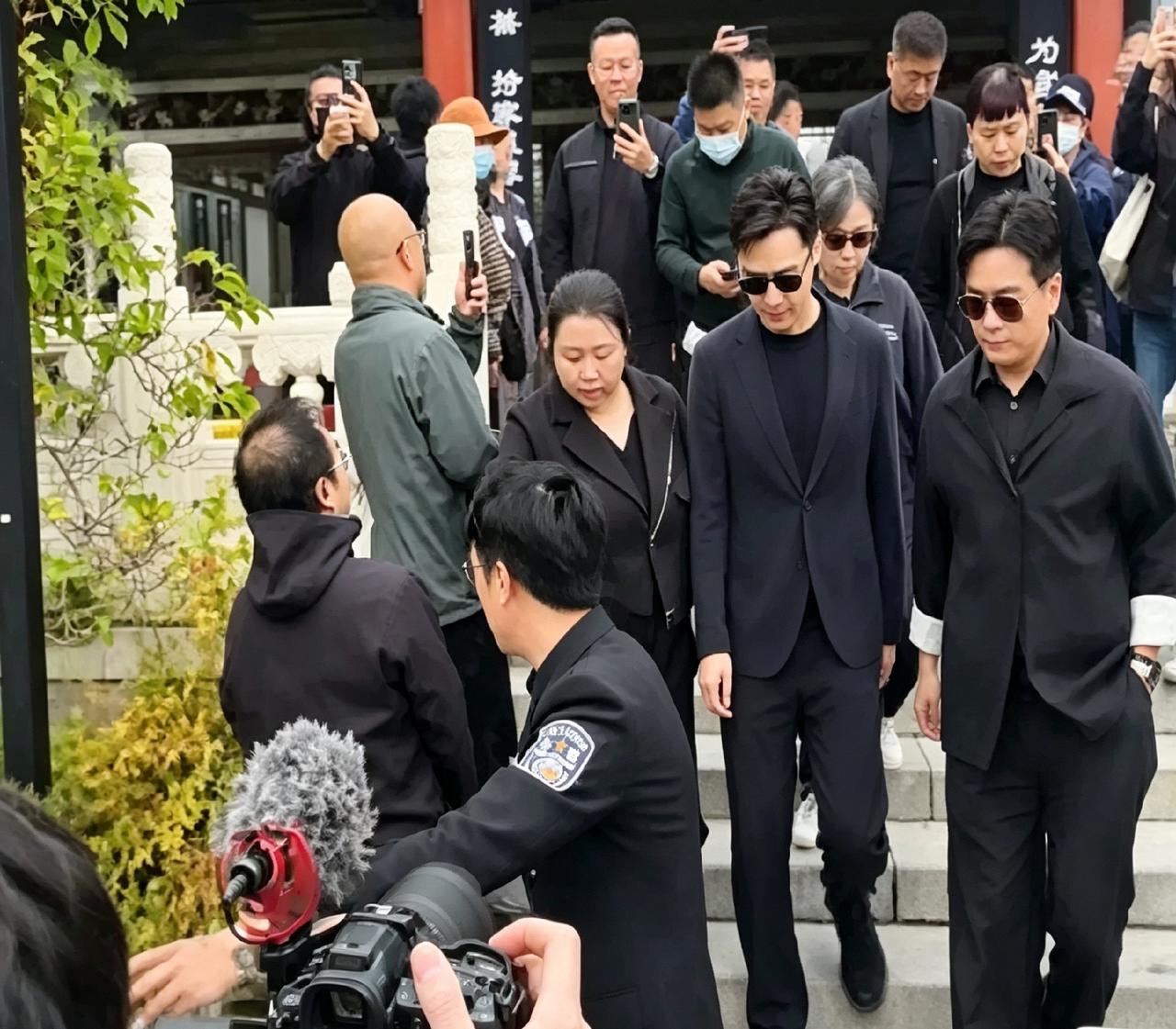 9月30日八宝山，胡歌和陈龙一身黑衣到场。两人神色肃穆，低调前来参加游本昌老先生