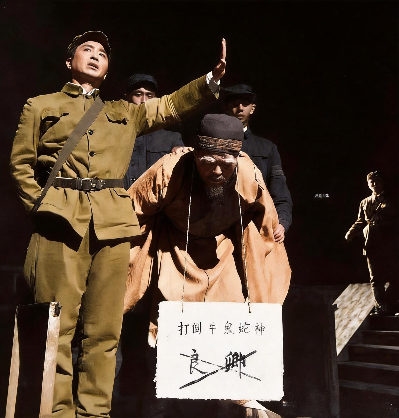 这是1966年70岁的法门寺住持释良卿法师遭批斗的场景。在批斗中，良卿丝毫没有妥