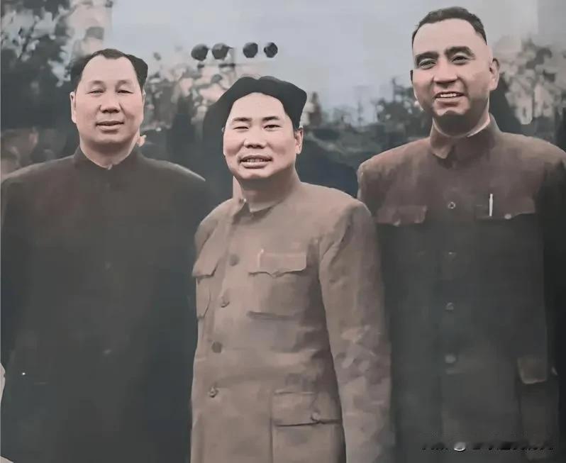 这张珍贵老照片，定格了杨成武、杨得志、杨勇三位开国上将并肩而立的经典瞬间。三人