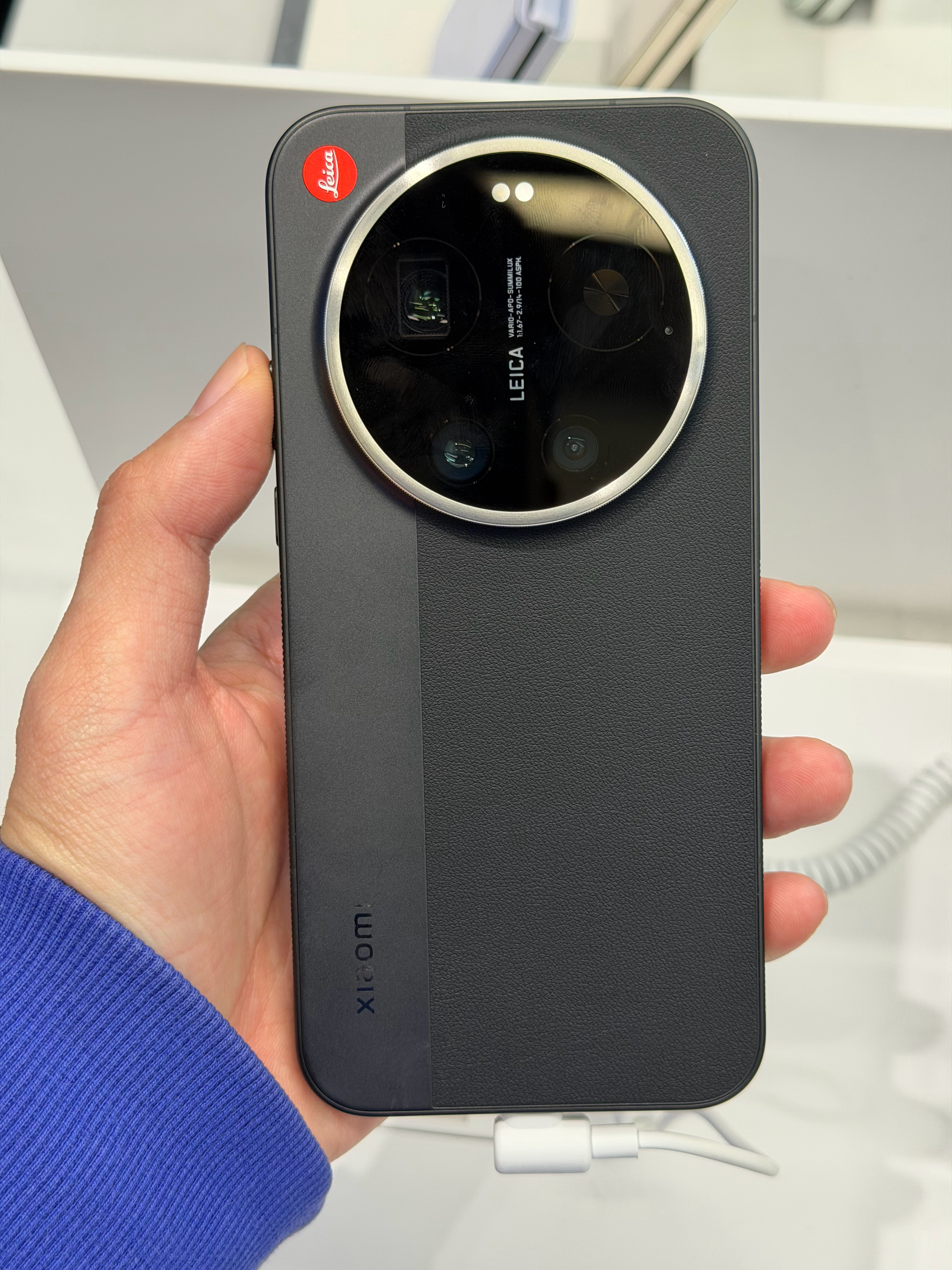 小米之家门店里的17Ultra徕卡版变焦环是完全不松动的，只有黑色版，是完全一