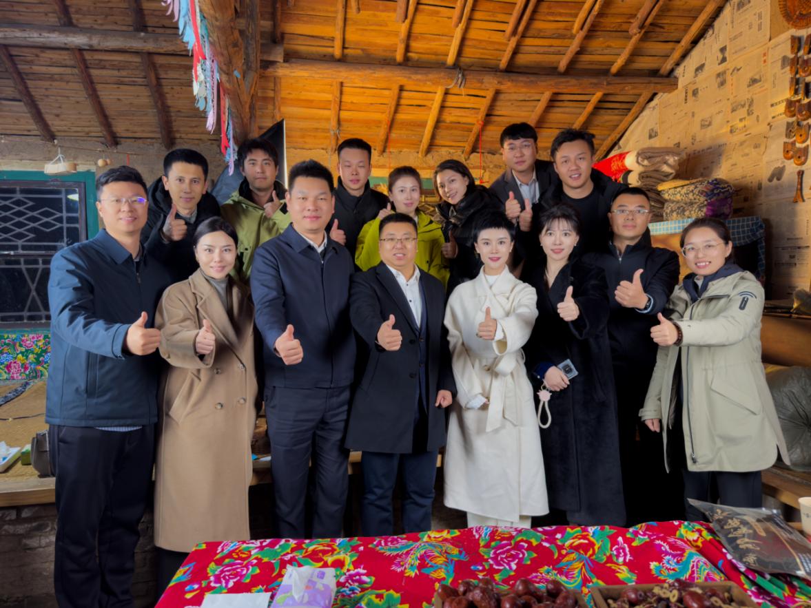 和丁真一起火的贺娇龙走了，生命停在47岁。1月某地，这位有二百万粉丝的公