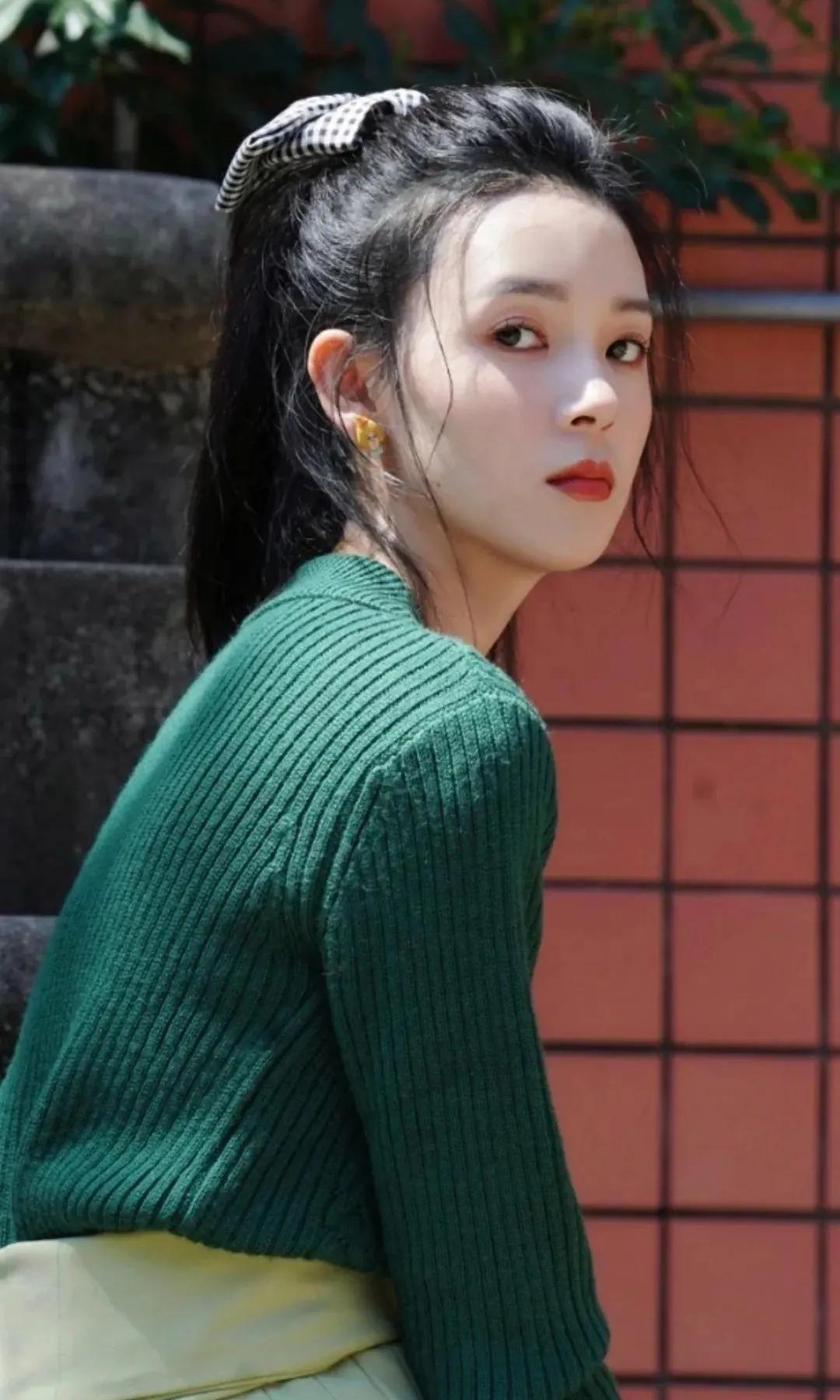 陈瑶的松弛感，是阳光洒落时，她身着浅粉大衣倚坐，发丝与光影共舞的悠然；是简约白衫