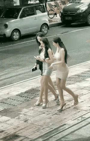 最边上的一个最高，中间的身材最好，第三个颜值最高