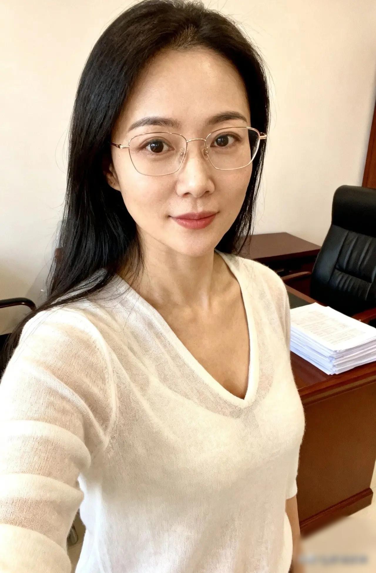 镜中人影笑，书案文思长。