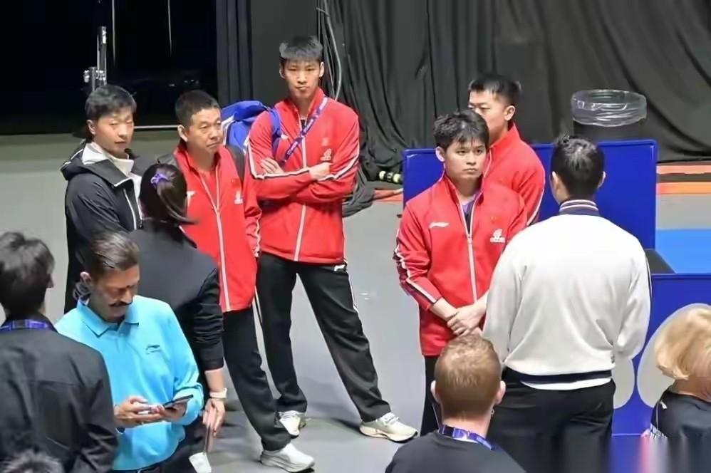 林诗栋是球队团宠实锤了！突然理解了龙队是国乒定海神针这句话的含义了，马大队长带