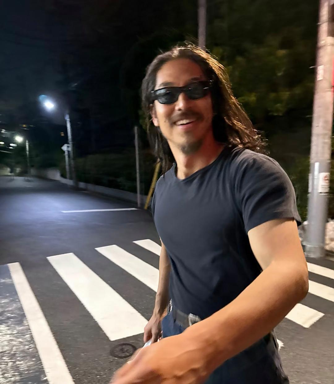 林志玲老公黑泽良平在晚上的街头出现，打扮真的一言难尽，留着一头长发，胡须没刮，不