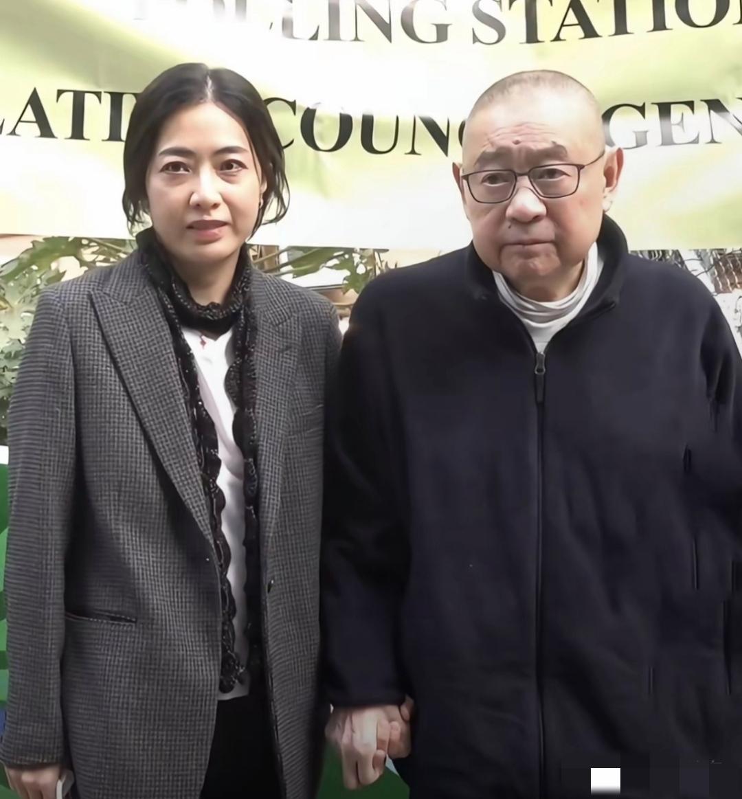 哇哦，甘比与刘銮雄越来越有夫妻相了：一样的耸肩弓背，一样的目光疏离，在一起多年，