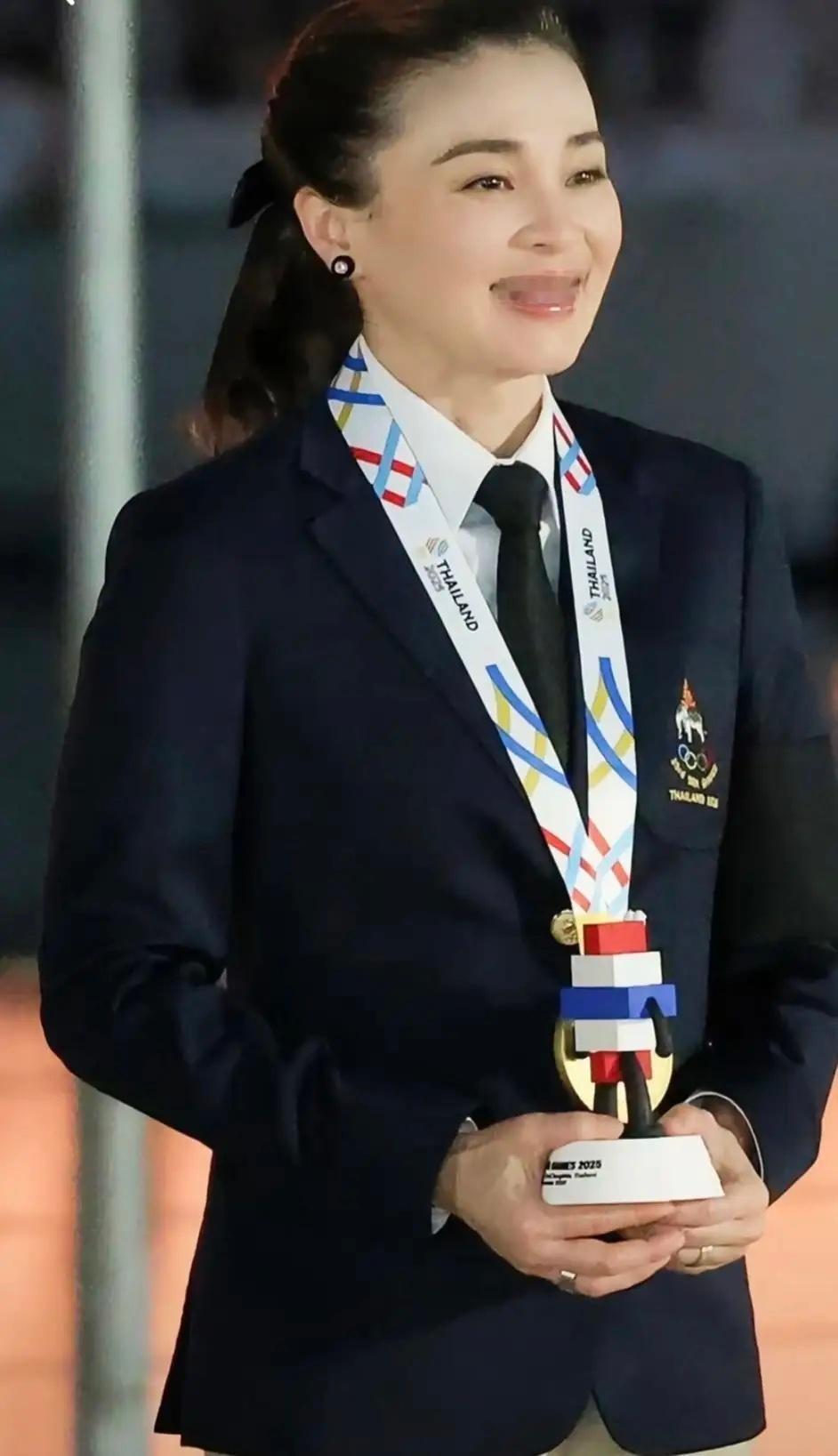 泰王也有柔情啊！12月18日，苏提达取得帆船总决赛冠军，70多岁的泰王亲自为苏提