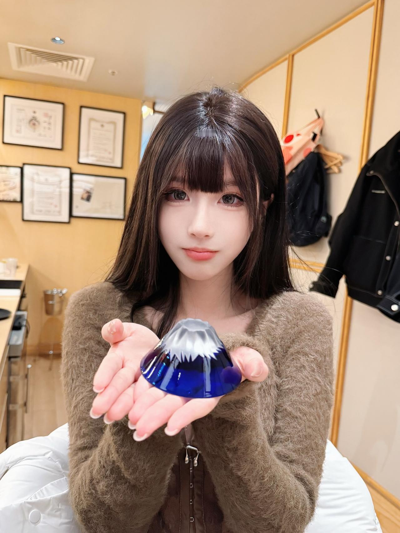 萌妹子的可爱瞬间：捧着蓝色小碗，萌化你的心！💕💙💚怎样才能把女生拍出清纯的