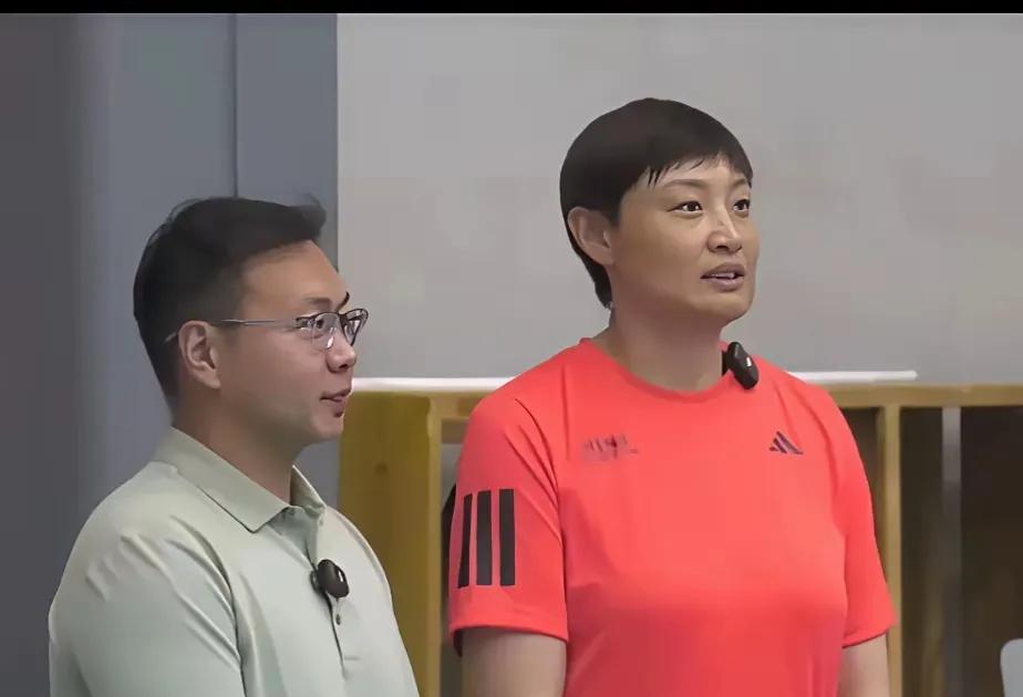 杨昊，女，现女排国家队第二助理教练，原黄金一代女排主攻，奥运冠军，当时一般，可