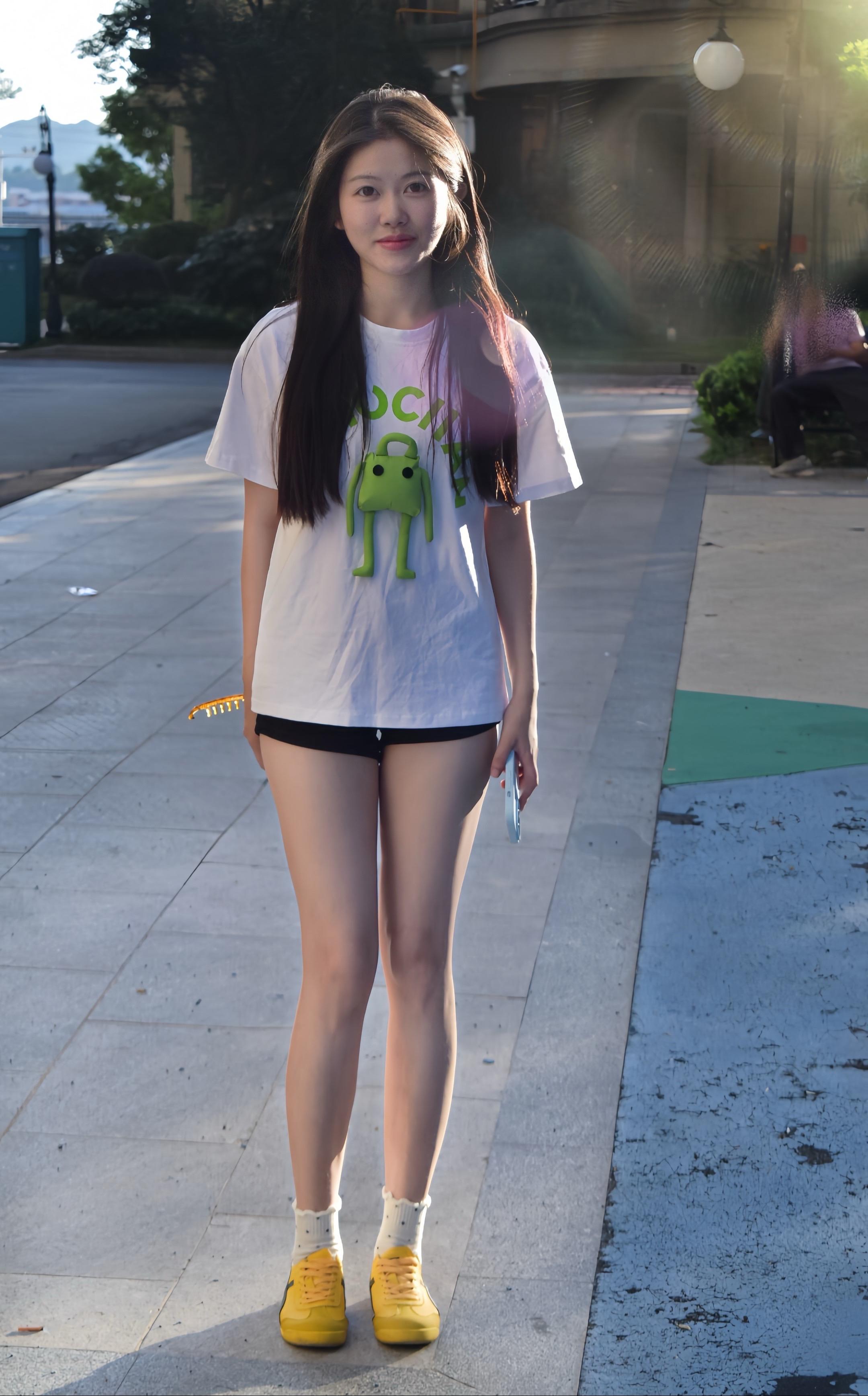 你阳光明媚 像骄阳的一缕小太阳 被爱是应该的 漂亮的眼睛记得多看看世界的美