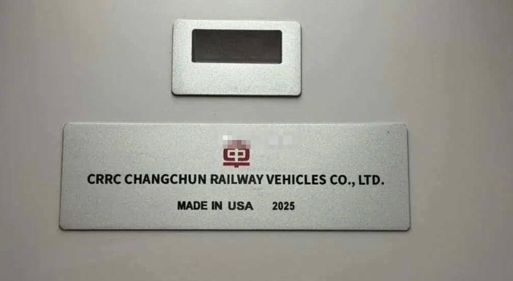 谁说美国人不会弄虚作假？这两天美国波士顿的地铁上新了，新车厢赫然写着“美国制造”