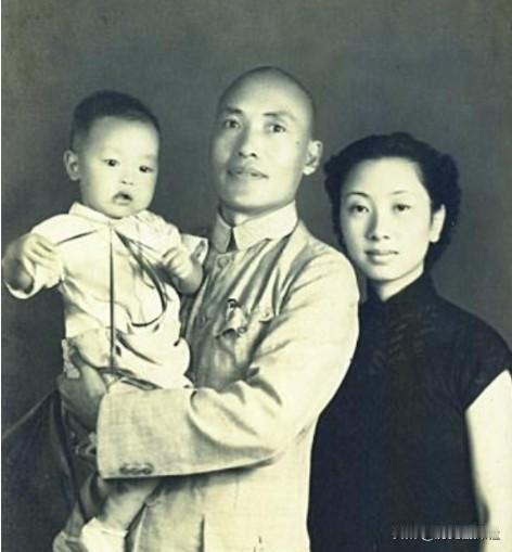 1936年，一名国民党中将跟随红军走完长征，谁知等到了延安，毛主席却对他挥了挥手