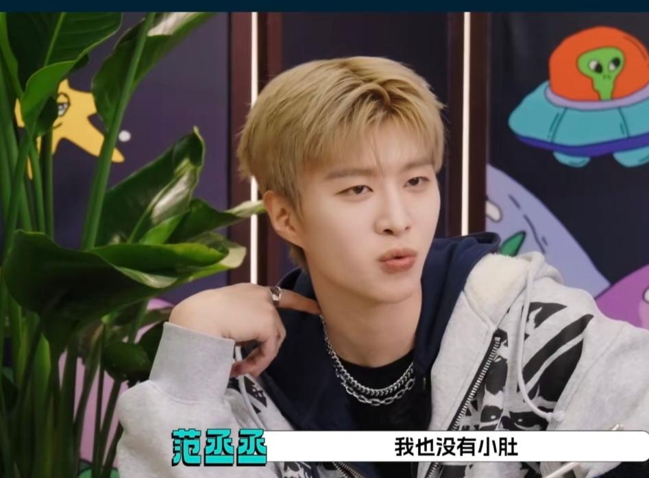 范丞丞坦言不健身原因，说：“我也没有小肚，但我就是没有腹肌，我也练，但我真是没练