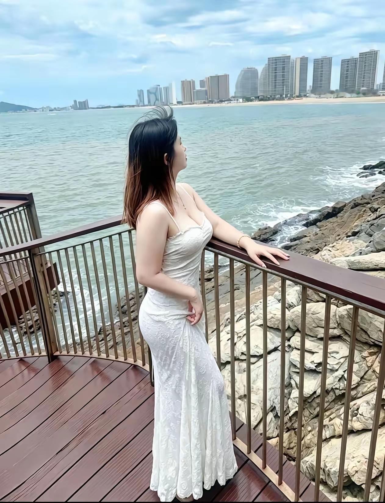 7月份最后一天，海边漫步，轻纱飘逸，海风拂面，心旷神怡。