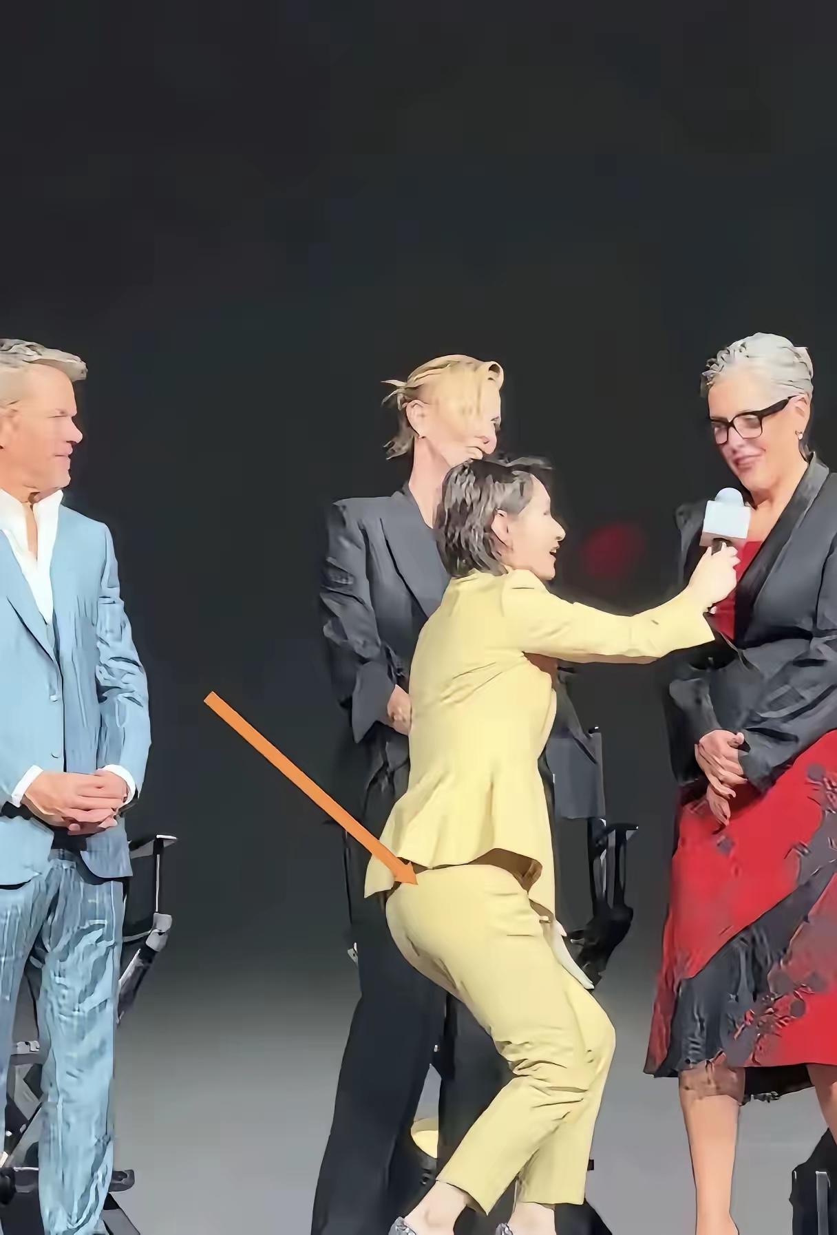胡锡进对上海女主持人作出了评价，他觉得大家称她半蹲式姿势“卑躬屈膝、崇洋媚外”有