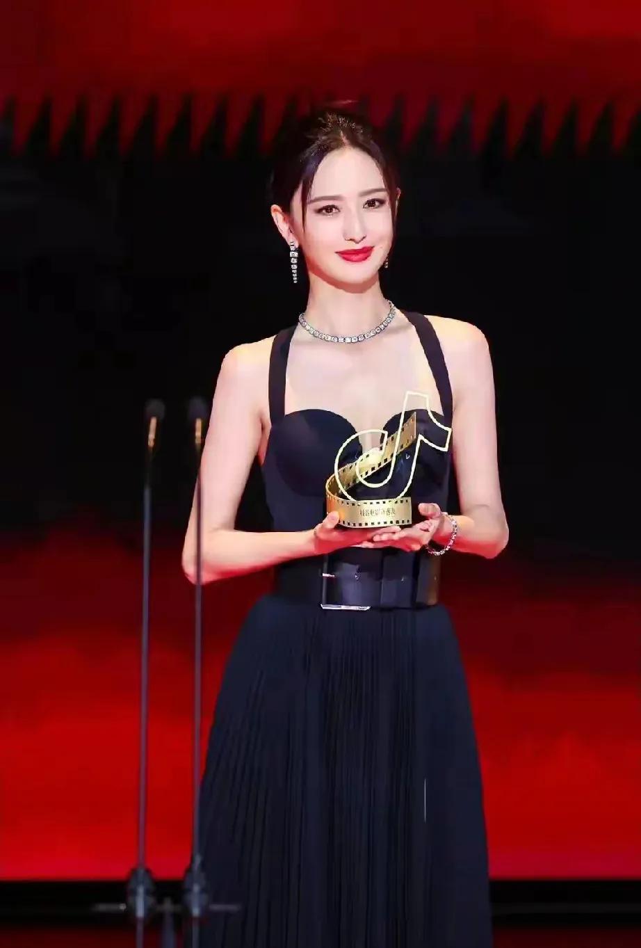 金鸡奖颁奖礼上，陈思诚斩获最佳导演，镜头扫到台下佟丽娅，她笑着鼓掌，眼神坦荡，这