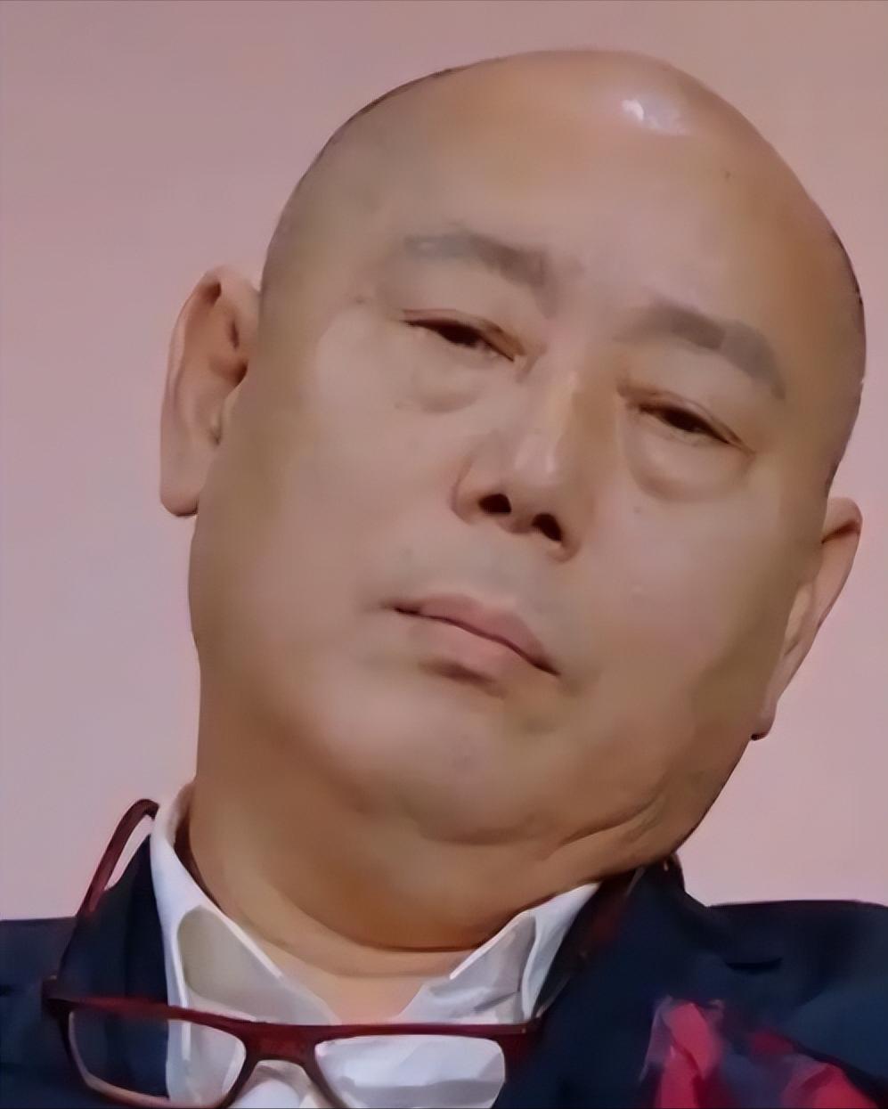 1991年，身价过亿的李诚儒,把糟糠之妻和6岁儿子赶出家，转身娶了年轻的女朋友。