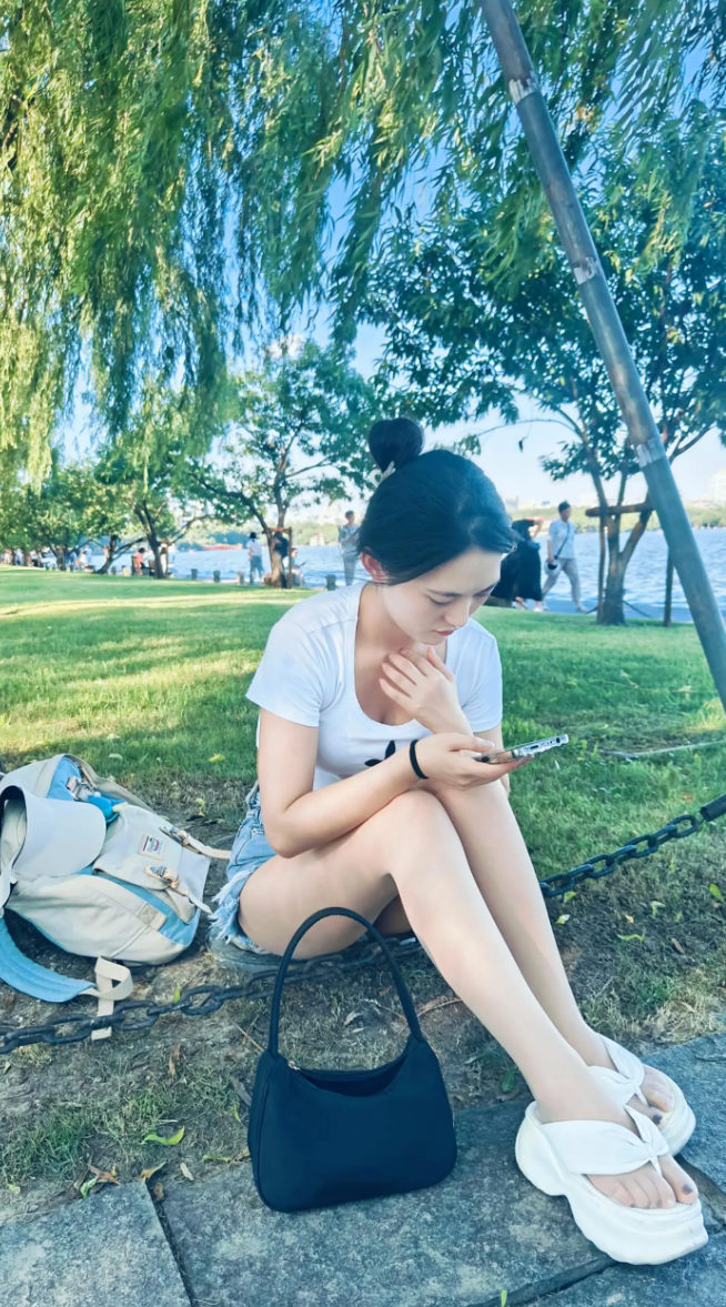 在家无聊，自己一个人出来逛逛公园
