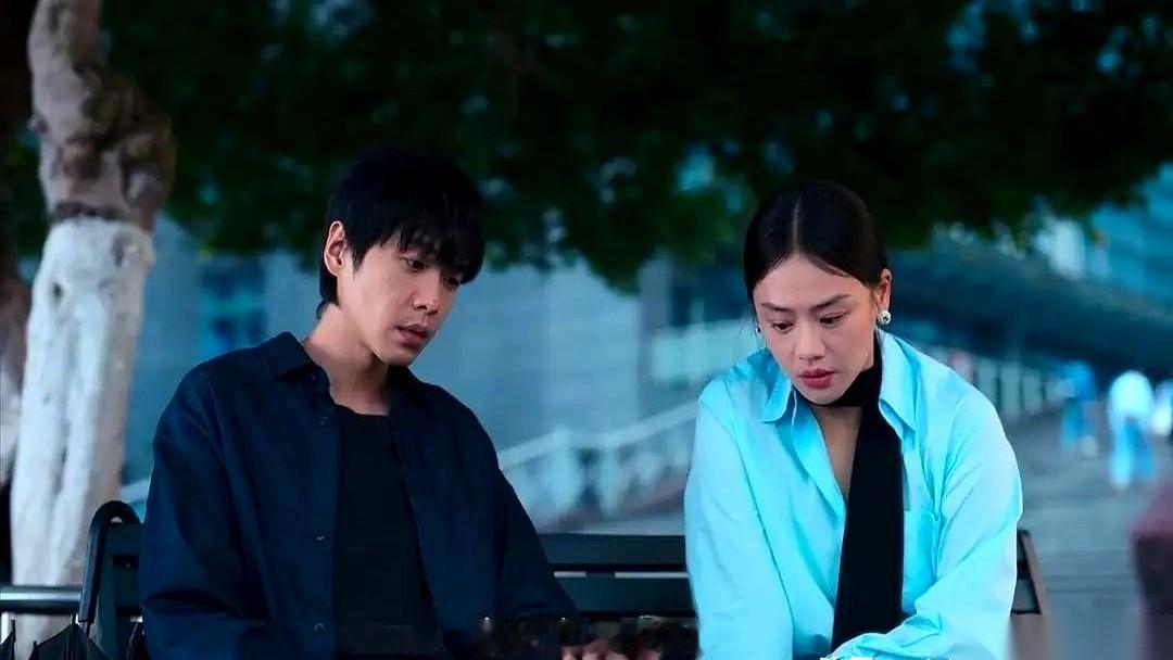 亲闺女，亲手把自己爹送了进去。我一直以为她是个被亲情蒙蔽了双眼的傻姑娘，之前还