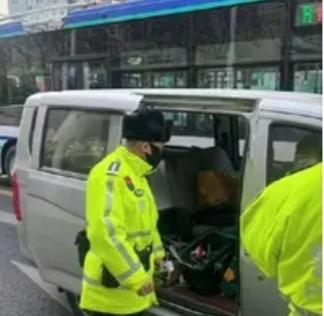 湖南一违章面包车被交警拦下，交警刚要开罚单，随口一句“过年怎么还拉货”，司机当场