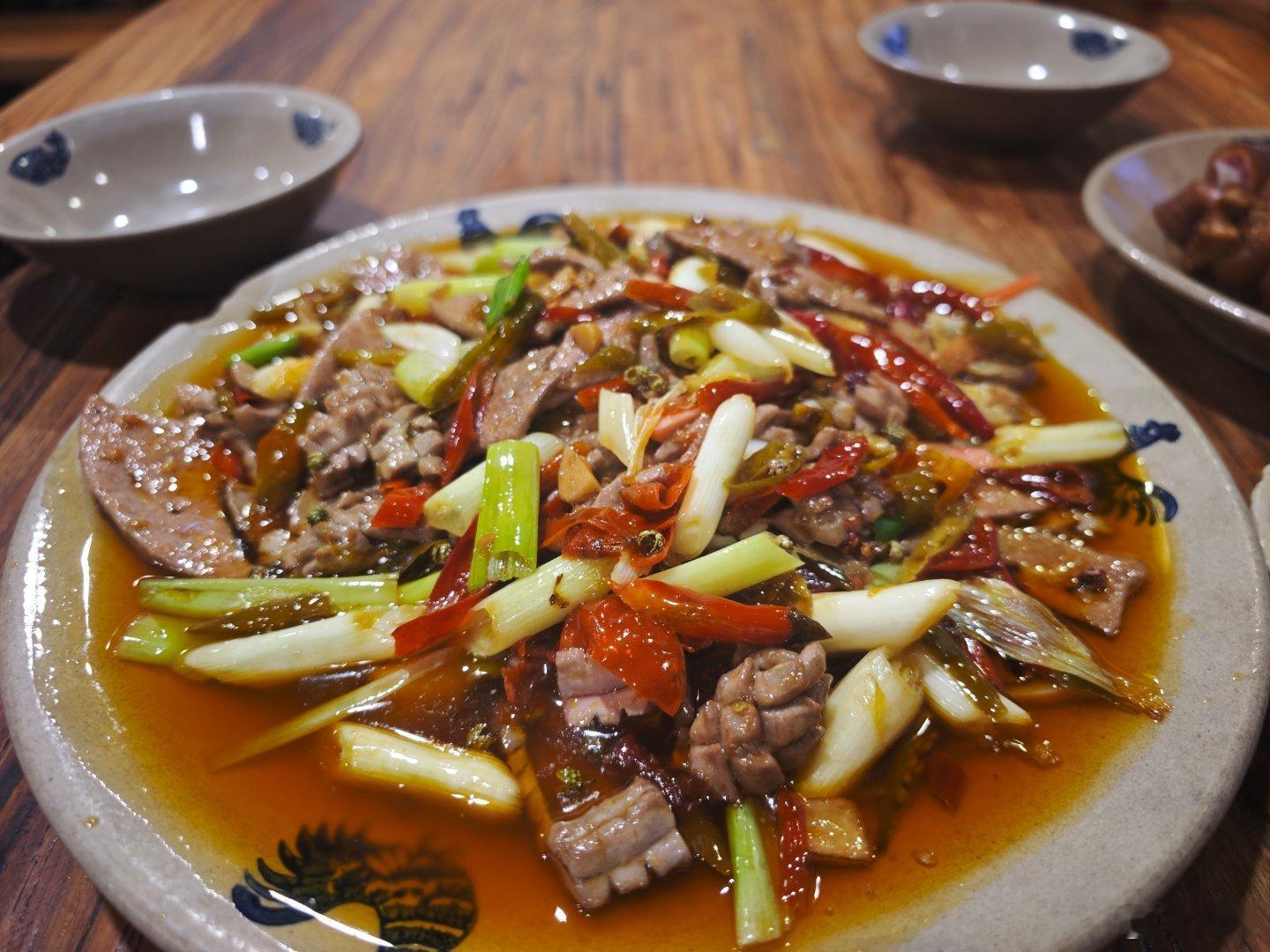 来，今晚的菜帮我点一下。​​​