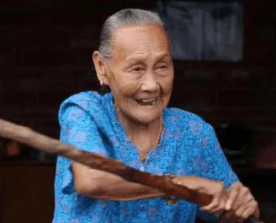 2015年，湖南一位103岁的老妇人独自前往医院看病。医生在检查时发现她肩上