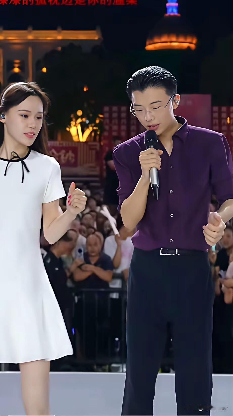 网红郭有才颇具趣味，此前唱歌爆火，一场直播能赚数百万，从穷小子一跃成为名人。但他