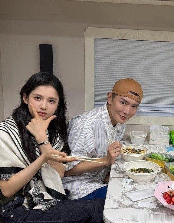 明星剧组餐居然这么清淡，张婧仪原图美到失语啊