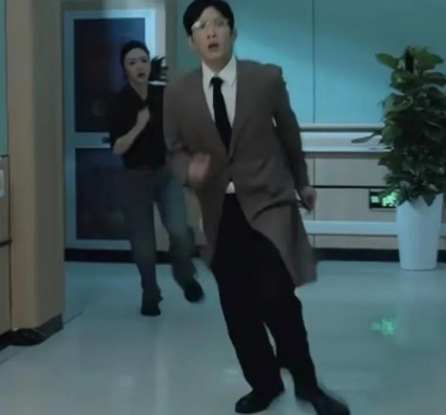大家发现了吗？长得帅的人，都有一个共同的缺点，那就是他们走路的姿势很酷很帅气