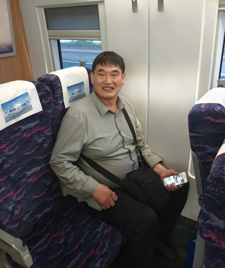 57岁“大衣哥”朱之文在天津赶高铁出行被偶遇，他一个人拖着行李箱，累到满头大汗，