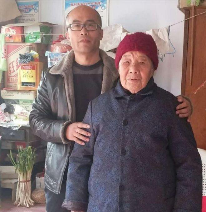 1995年，山东高三男孩租不起房，每天走30公里上学。一女子说：“来我家住，不收