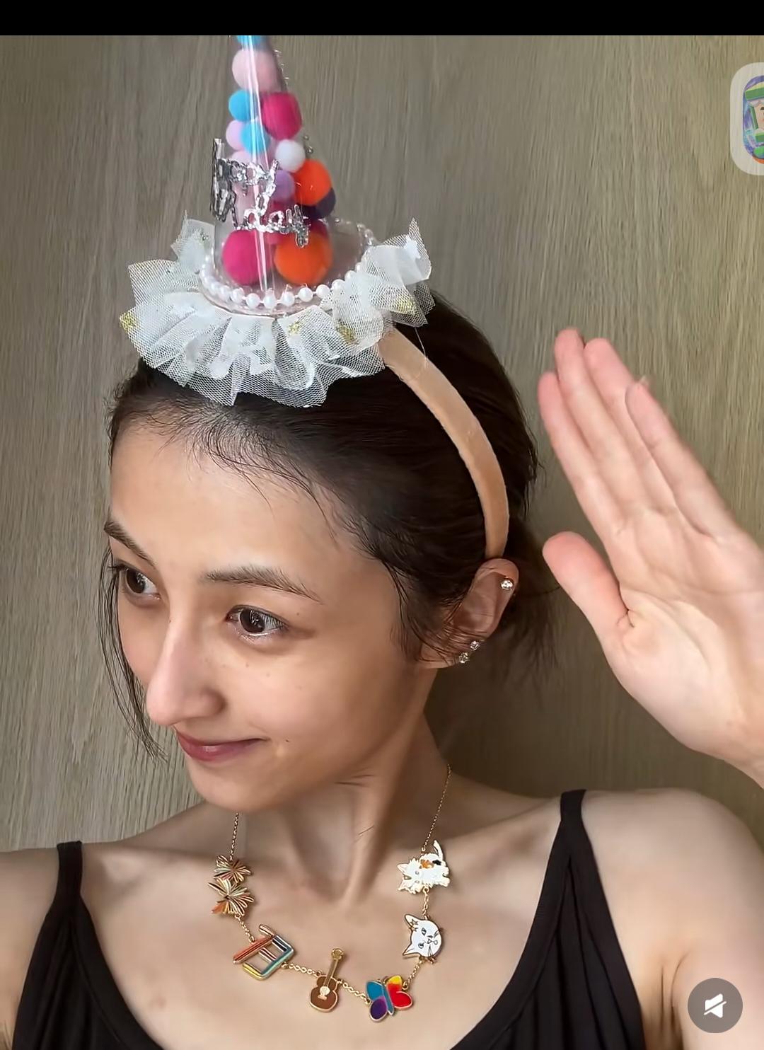 瘦的太离谱了吧！为啥拍的这几张照片那么像李维嘉呢？尤其是这个鼻子也太吓人了吧！