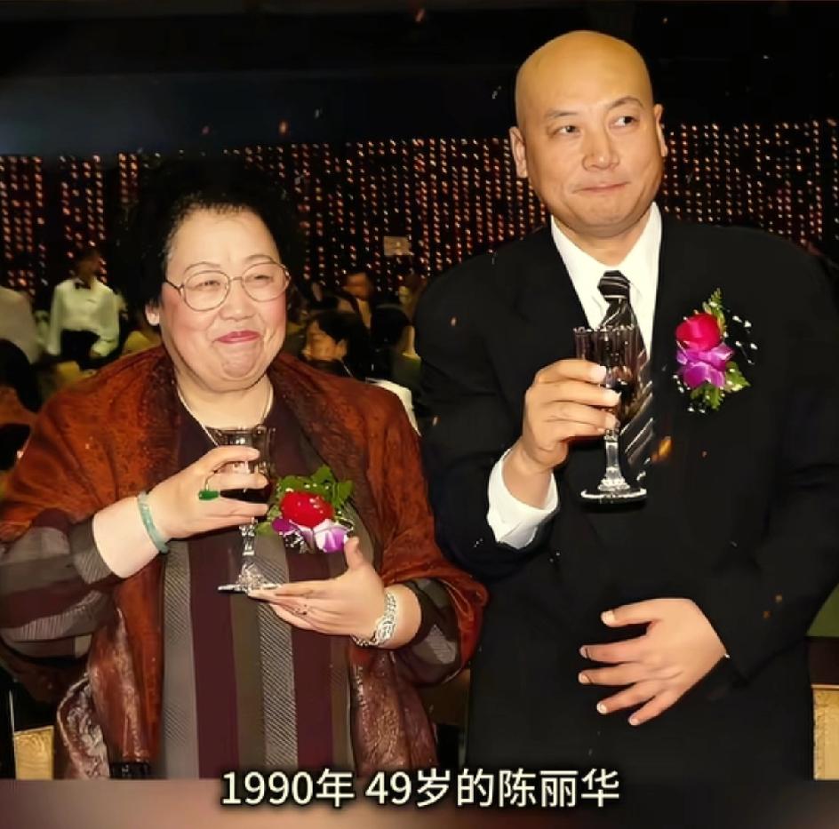 下图是他们的结婚照。迟从瑞说，一开始我再三拒绝过陈丽华。就在1989年的时候，我