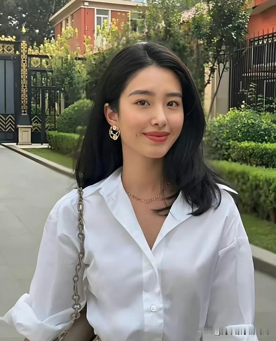 杨采钰大方的晒出老公张向荣👍年轻帅气，二位现身挪威去看世界杯，夫妇俩在街头打卡