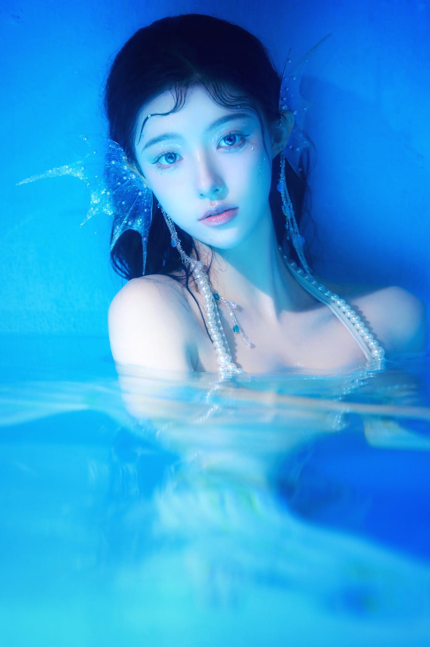 幽默笑话：一个少妇难产，肚子疼的死去活来，就不停埋怨丈夫：“都怨你，害我今天受苦