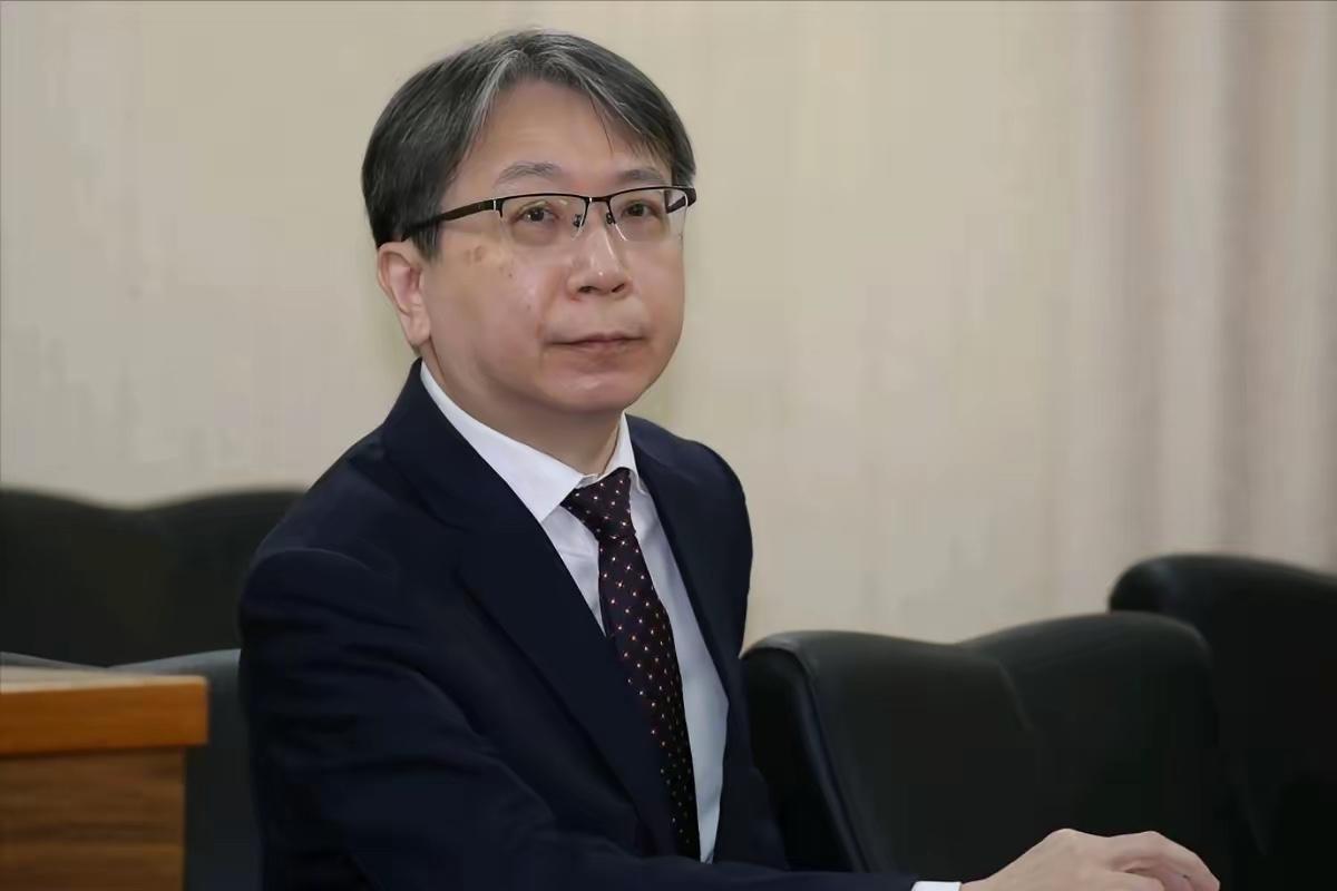 台伪“国安官员”最近蹦出来的奇葩言论，我看完差点把手里的保温杯捏碎——居然把认同
