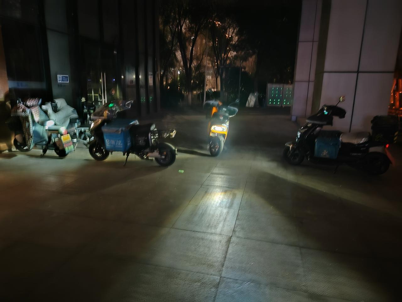 光鲜亮丽的背后，有时候也藏着无奈。昨天我一个初中同学，突然给我发了一条微信，问我