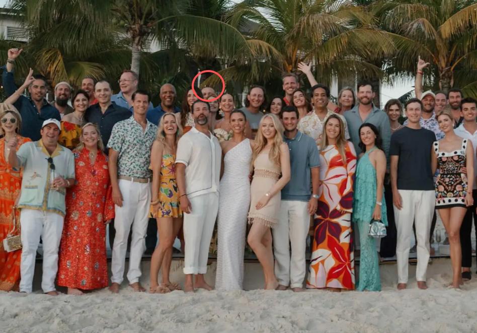 一场看似私人的海岛婚礼，又把美国政坛那桩“通俄”旧账翻了出来。美媒爆料，特朗普